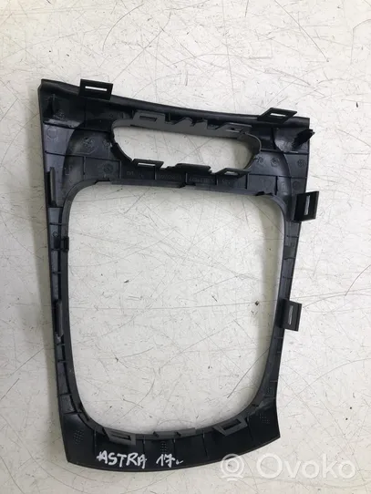 Opel Astra K Rivestimento in plastica cornice della leva del cambio 13449240