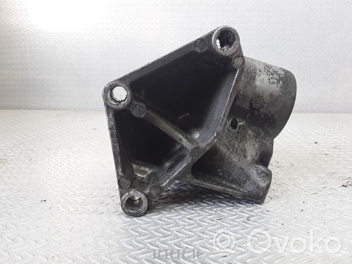 Ford Focus Supporto di montaggio della pompa del servosterzo 98MF3C631