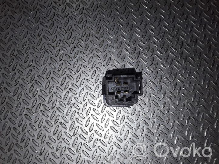 Ford Focus Degvielas tvertnes atvēršanas slēdzis 3B0959833A