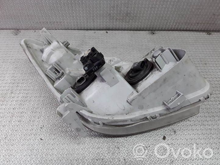 Toyota Corolla Verso E121 Lampa przednia 