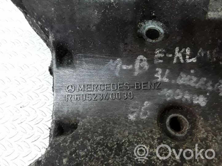 Mercedes-Benz E W210 Support de générateur / alternateur R6052340039