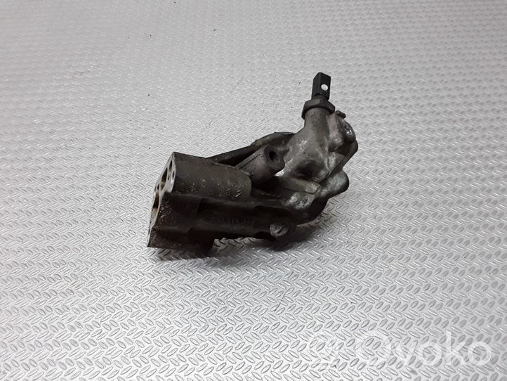 Audi A4 S4 B5 8D Supporto di montaggio del filtro dell’olio 050115417