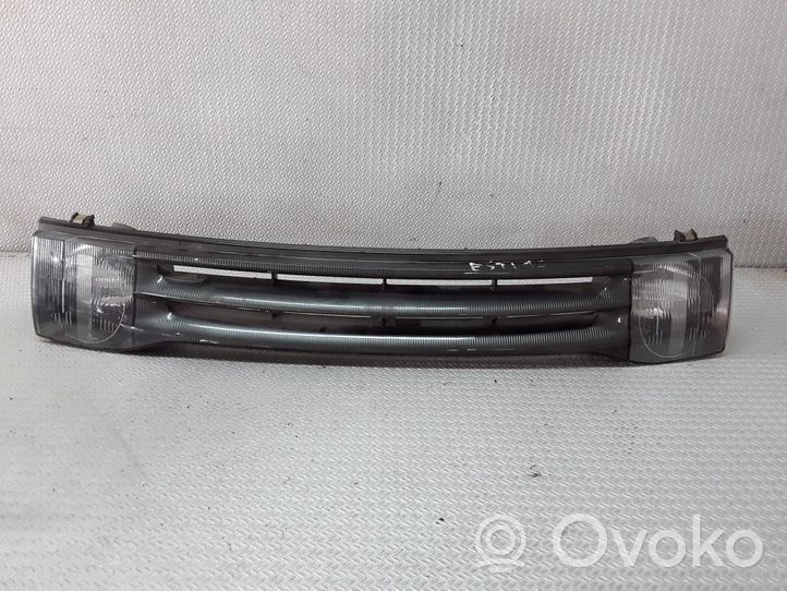 Toyota Previa (XR10, XR20) I Grille calandre supérieure de pare-chocs avant 