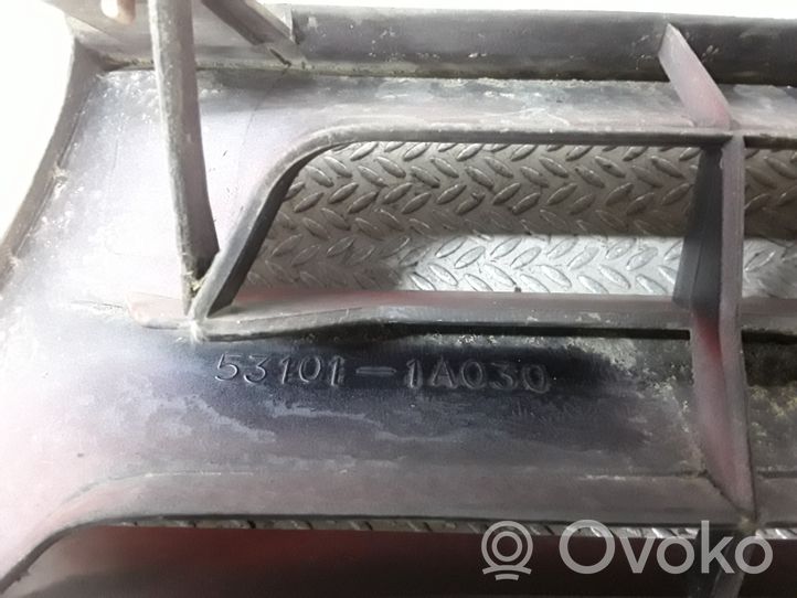 Toyota Corolla E110 Grille calandre supérieure de pare-chocs avant 531011A030