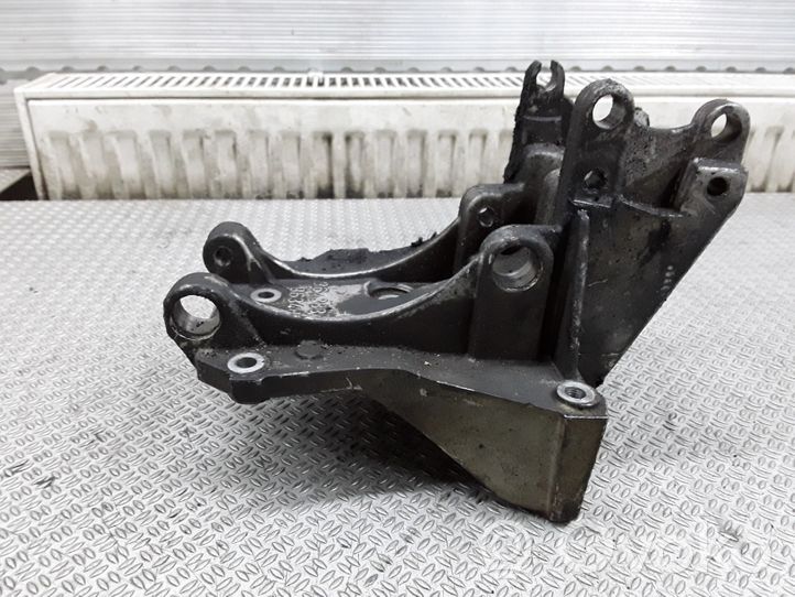 Citroen C8 Support de pompe de direction assistée 9643834880