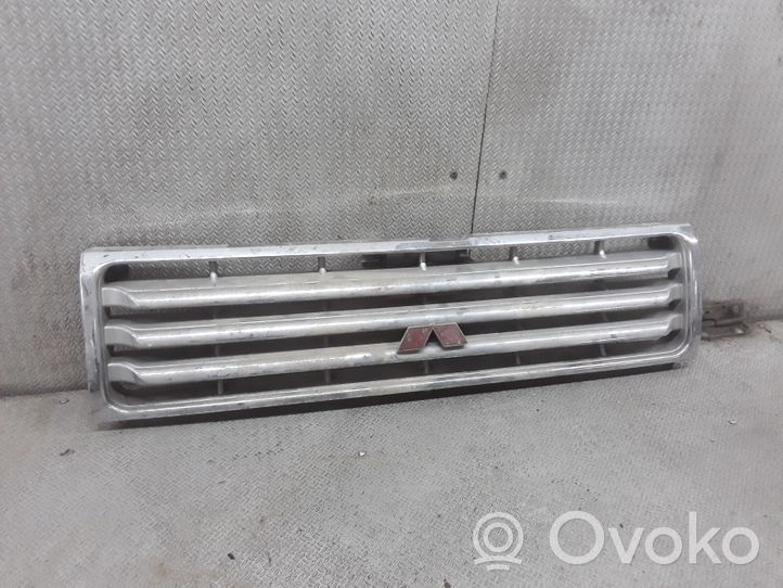 Mitsubishi Pajero Maskownica / Grill / Atrapa górna chłodnicy 