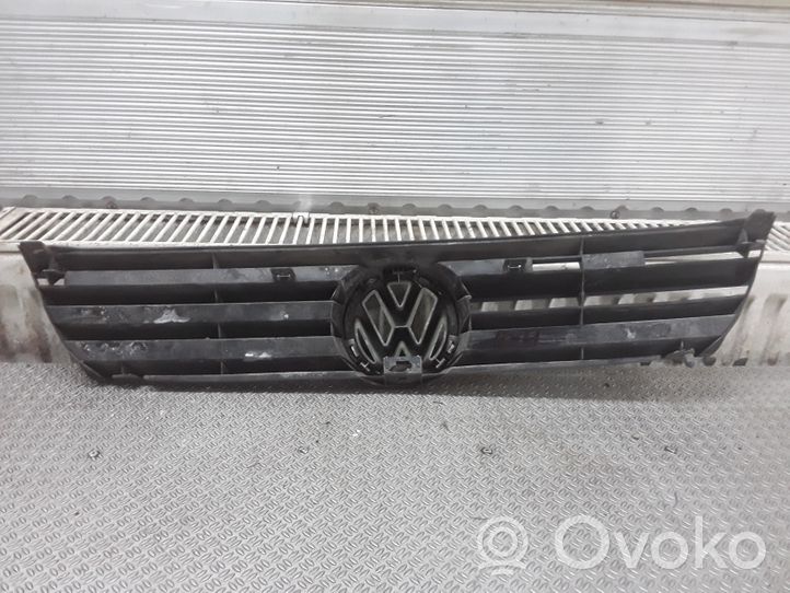 Volkswagen PASSAT B4 Grille calandre supérieure de pare-chocs avant 3A0853653B