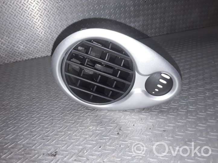 Renault Clio III Garniture, panneau de grille d'aération latérale 220405