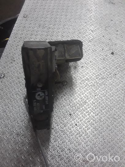 BMW 5 E39 Front door lock 40620751