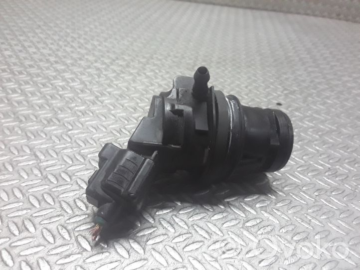 Mazda 3 I Pompe de lave-glace de pare-brise 