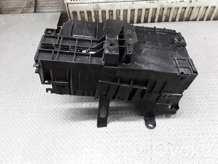 Opel Astra J Boîte de batterie 13308434