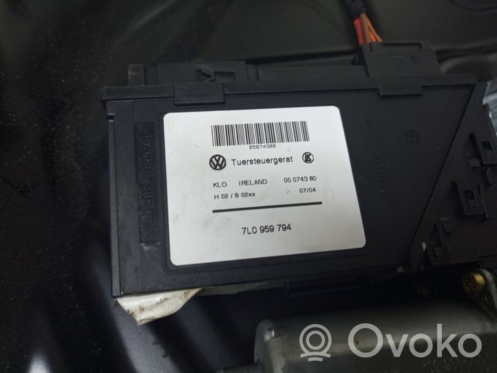 Volkswagen Touareg I Elektryczny podnośnik szyby drzwi tylnych 7L6839730