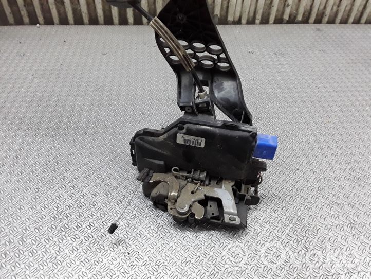 Volkswagen Touareg I Rear door lock 7L0839016