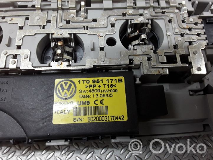 Volkswagen Touran I Luz del asiento trasero 1T0951171B