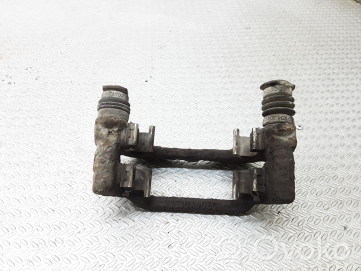 Toyota Avensis T250 Supporto della pinza del freno posteriore 