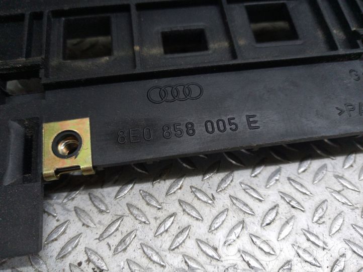 Audi A4 S4 B6 8E 8H Autres pièces du tableau de bord 8E0858005E