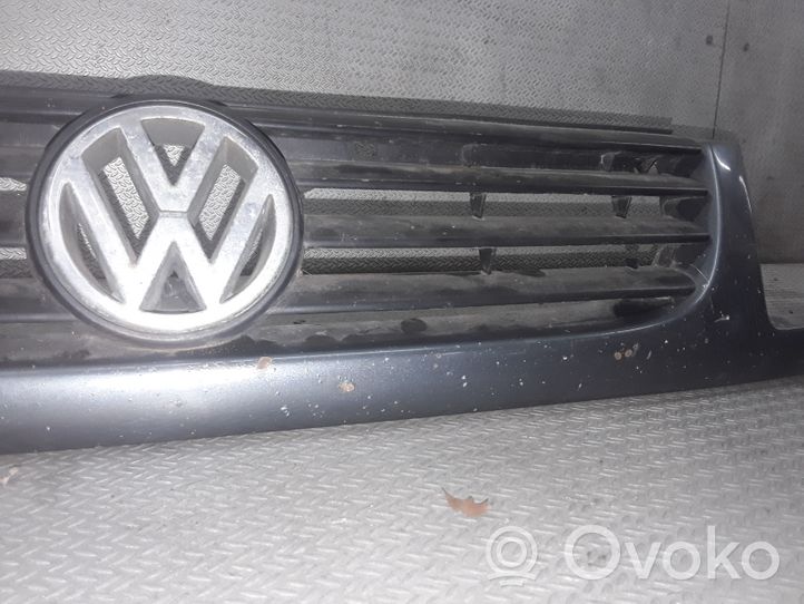 Volkswagen PASSAT B4 Grille calandre supérieure de pare-chocs avant 