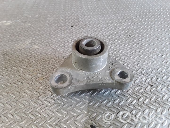 Volvo V70 Supporto di montaggio del motore 8666205