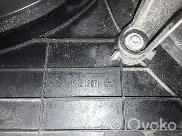 Volkswagen Jetta IV Jäähdyttimen jäähdytinpuhallin 1J0121207J