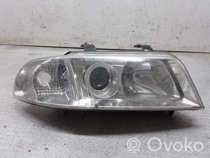 Audi A4 S4 B5 8D Lampa przednia 