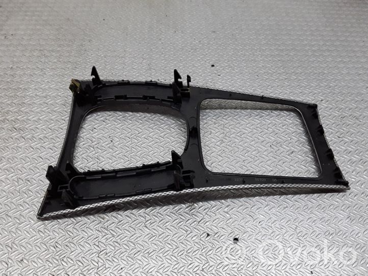 Mercedes-Benz C W203 Rivestimento in plastica cornice della leva del cambio A203680