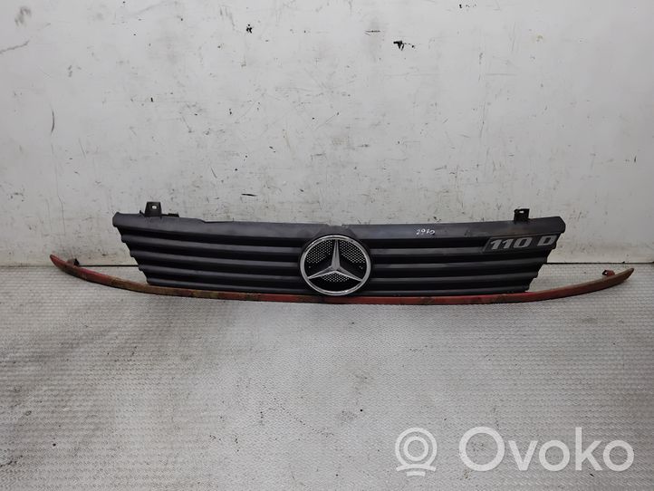Mercedes-Benz Vito Viano W638 Grille calandre supérieure de pare-chocs avant A6388880415