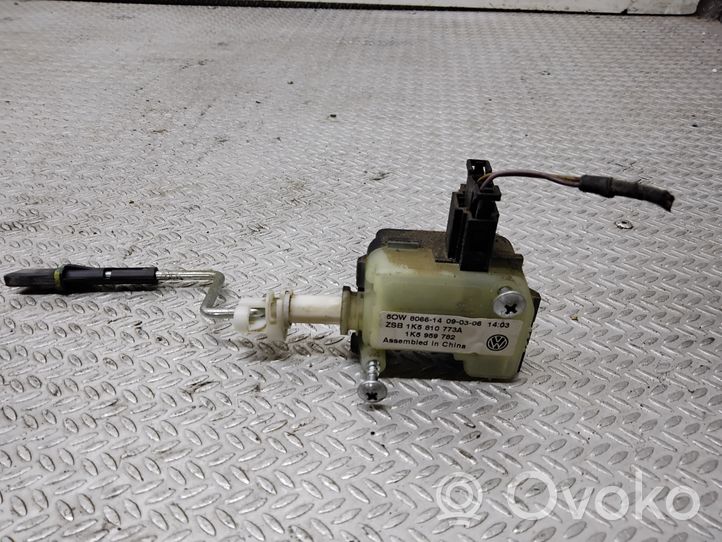 Volkswagen Jetta V Motorino del tappo del serbatoio del carburante 1K5810773A