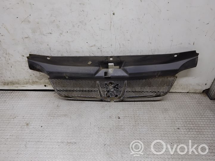 Peugeot 406 Etupuskurin ylempi jäähdytinsäleikkö 9631250277