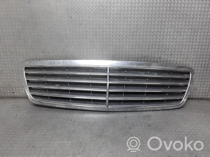 Mercedes-Benz C W203 Grille calandre supérieure de pare-chocs avant 