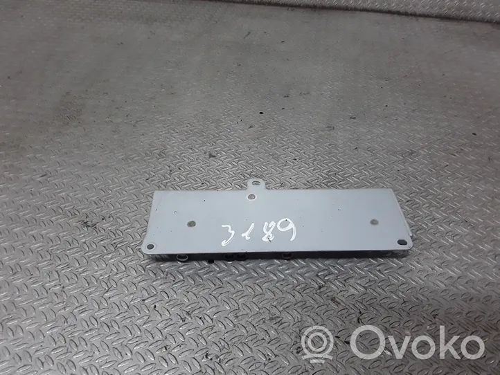 Audi A4 S4 B7 8E 8H Antenos stiprintuvas 8E0035225AF