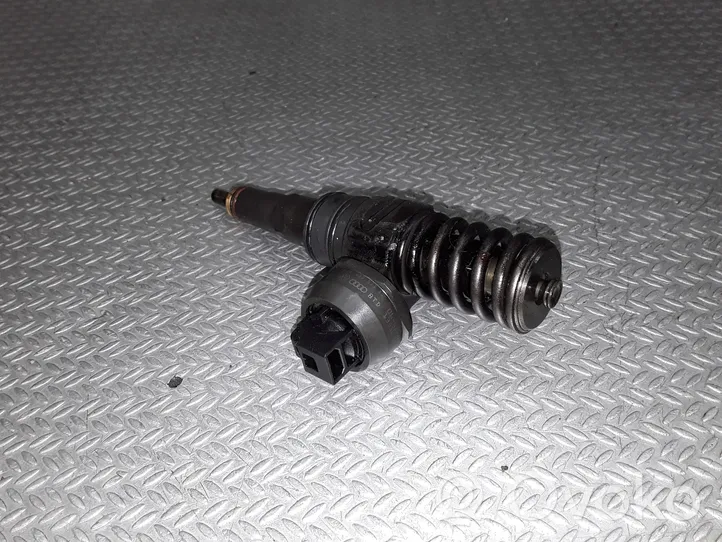 Volkswagen Polo IV 9N3 Fuel injector 038130073AG