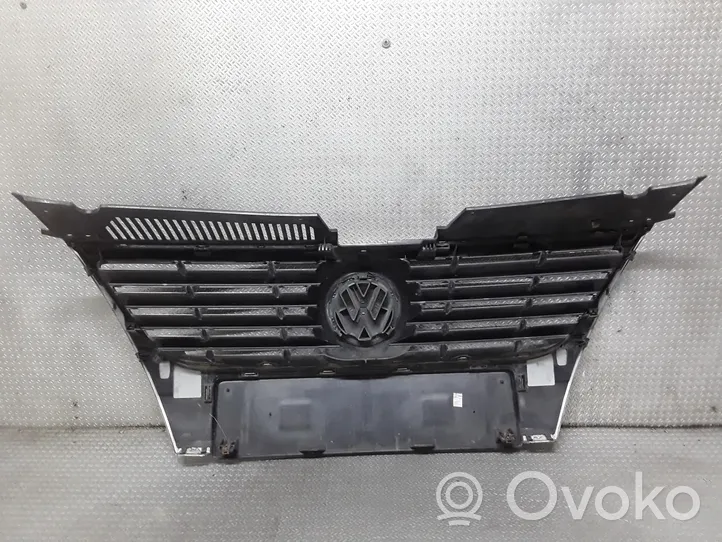 Volkswagen PASSAT B6 Grotelės viršutinės 3C0853651