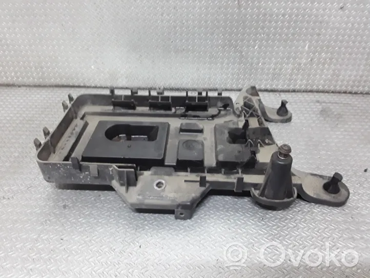 Volkswagen PASSAT B6 Boîte de batterie 1K0915333C