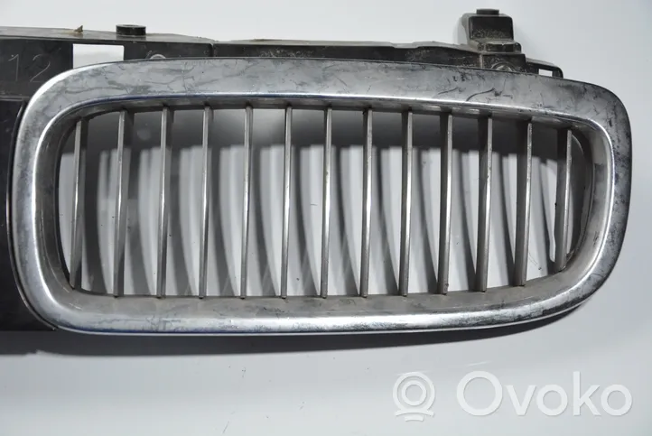 BMW 7 E65 E66 Grille de calandre avant 51138268325