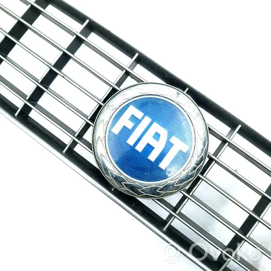 Fiat Grande Punto Atrapa chłodnicy / Grill 735335775