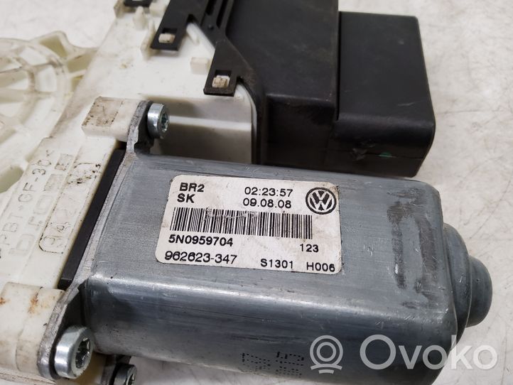 Volkswagen Touareg II Front door window regulator motor 