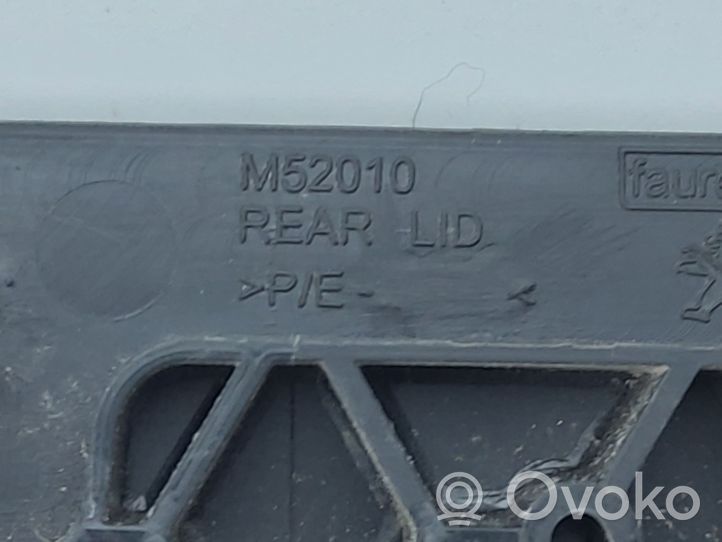 Peugeot 5008 Garniture panneau latérale du coffre M52010