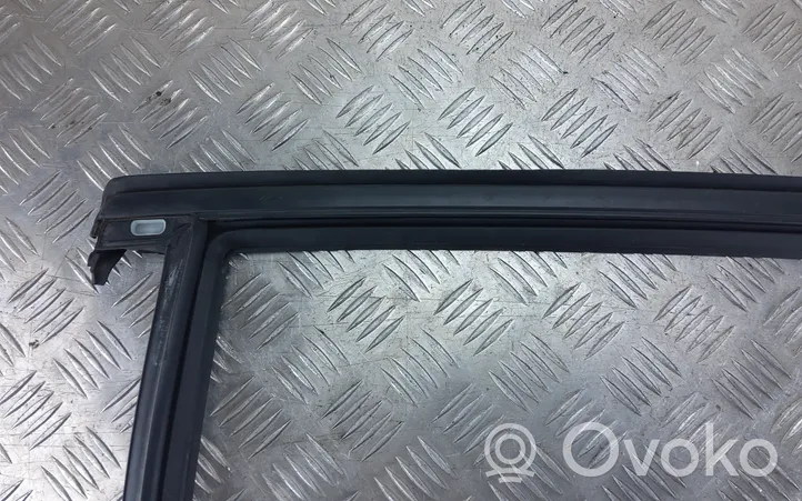 Volvo V60 Задний уплотнительная резина (у стекла) 33304887
