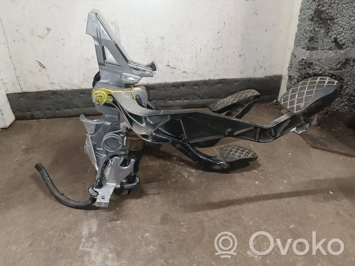 Volkswagen PASSAT B5 Pedal assembly 8d1721117d