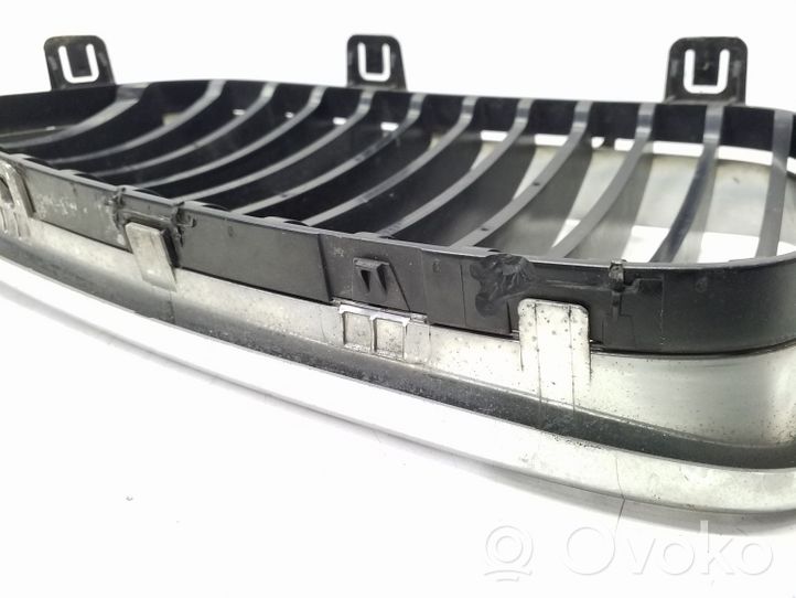 BMW 1 E81 E87 Grille calandre supérieure de pare-chocs avant 51137179656