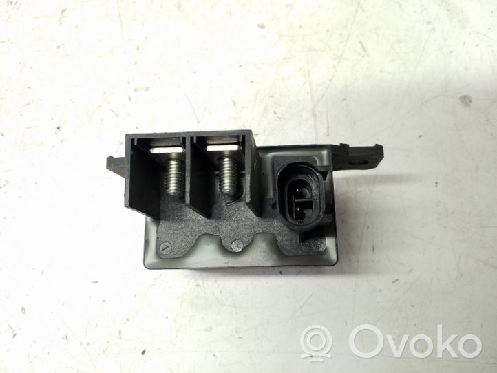 BMW 5 F10 F11 Coolant fan relay 7661503