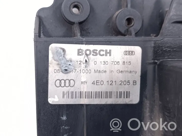 Audi A8 S8 D3 4E Jäähdyttimen jäähdytinpuhaltimen suojus 4E0121205B