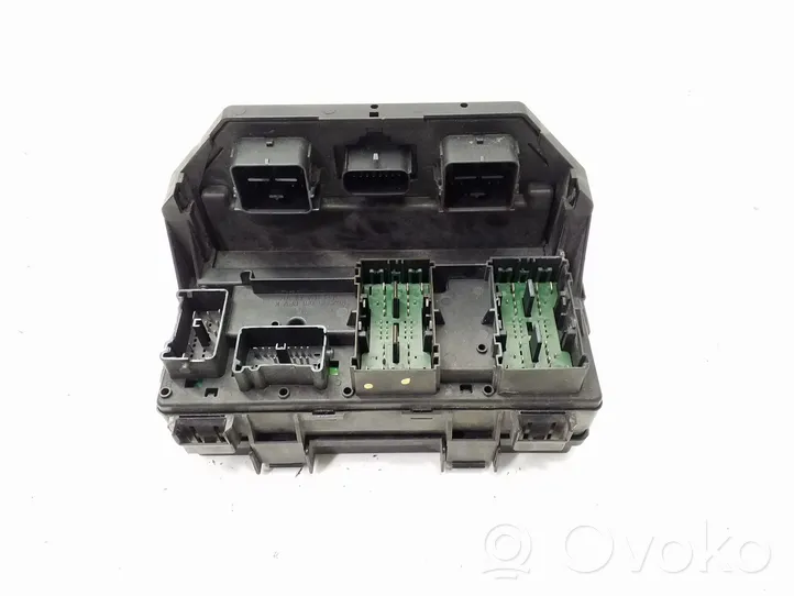 Chrysler Town & Country V Fuse module 68105507AD