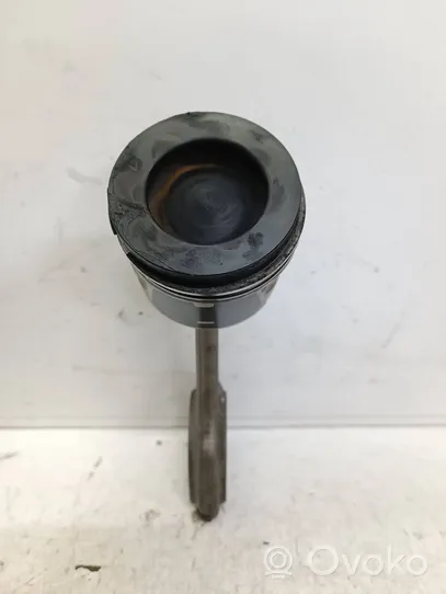 Peugeot 208 Piston avec bielle 