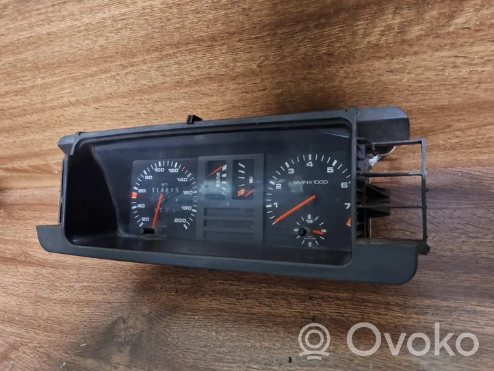 Audi 80 90 B2 Spidometras (prietaisų skydelis) 81117331