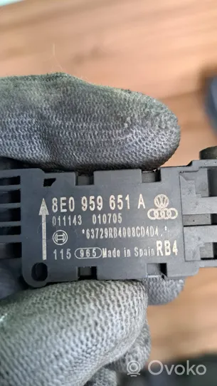 Audi A4 S4 B7 8E 8H Czujnik uderzenia Airbag 8E0959651A