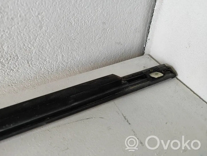 Chrysler Pacifica Joint de vitre de porte coulissante 681887798