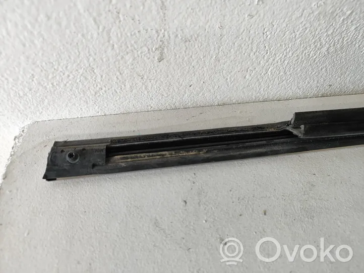 Chrysler Pacifica Joint de vitre de porte coulissante 681887798