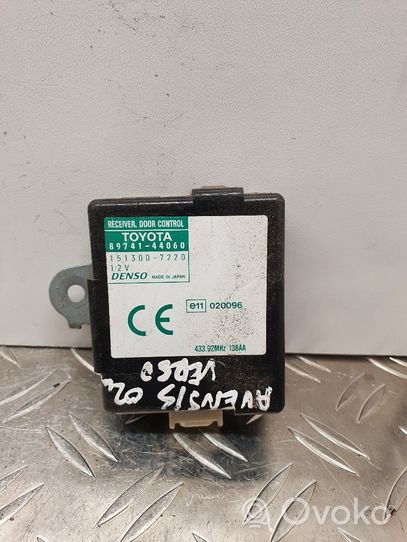 Toyota Avensis Verso Oven keskuslukituksen ohjausyksikön moduuli 8974144060