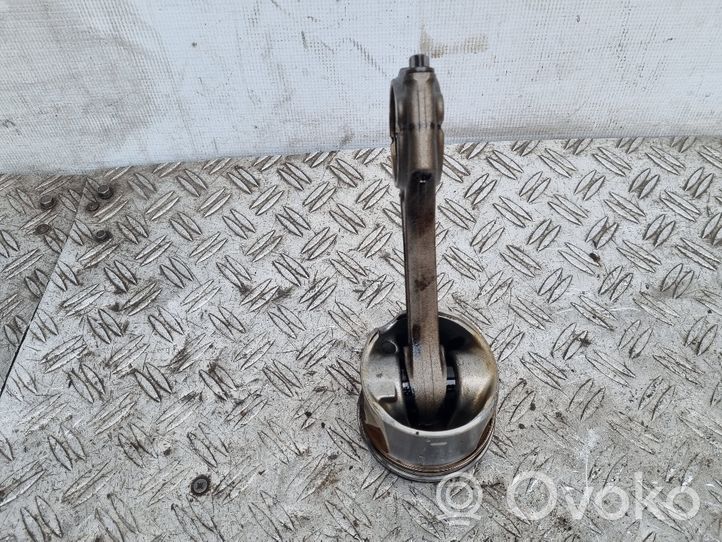 Volvo V40 Piston avec bielle 82L175